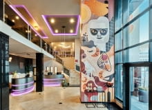 Mural "Stan Nieważkości" w hotelu Leonardo Royal