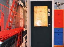 METAMORFOZY POKOJU DZIECKA. Na drzwiach pomalowanych farbą magnetyczną Maciek może wieszać, co tylko zechce, i w dodatku rysować do woli, bez obawy o ich zniszczenie. Na bocznej ścianie pojawiła się fototapeta iluzjonistyczna, która nie tylko zdobi wnętrze, ale również optycznie je poszerza. METAMORFOZY POKOJU DZIECKA. Na drzwiach pomalowanych farbą magnetyczną Maciek może wieszać, co tylko zechce, i w dodatku rysować do woli, bez obawy o ich zniszczenie. Na bocznej ścianie pojawiła się fototapeta iluzjonistyczna, która nie tylko zdobi wnętrze, ale również optycznie je poszerza.