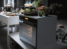 Innowacyjny piekarnik, którego premiera miała miejsce podczas targów Eurocucina w Mediolanie. Dzięki aplikacji myMenu można nim zdalnie sterować za pomocą smartfonu lub tabletu, myMenu, 5999 zł, Franke, www.franke.pl Innowacyjny piekarnik, którego premiera miała miejsce podczas targów Eurocucina w Mediolanie. Dzięki aplikacji myMenu można nim zdalnie sterować za pomocą smartfonu lub tabletu, myMenu, 5999 zł, Franke, www.franke.pl