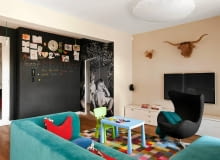 <B>SALON</B>. Na ścianę naklejono fototapetę ze zdjęciem dzieci gospodarzy mieszkania. Ścianę obok fototapety pomalowano magnetyczną farbą tablicową. Taka ściana nie musi służyć wyłącznie zabawie - może np. pełnić funkcję domowej tablicy ogłoszeniowej. salon, aranżacja salonu, farba tablicowa