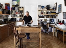 Andrzej Dudzinski 03.08.2015 Warszawa . Andrzej Dudzinski , malarz , grafik , jego mieszkanie i pracownia , sesja dla : Dom i Wnetrze , stylizacja Katarzyna Mackiewicz .Fot. Michal Mutor