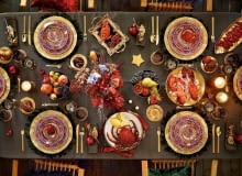 Stół pełen obfitości Podstawka pod talerz wykonana ze szkła z geometrycznym wzorem, 59,90 zł; porcelanowa zastawa stołowa z dekoracją orientalną (można myć w zmywarce), od 19,90 zł do 35,90 zł/sztuka, Zara Home, zarahome.com