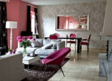 TAPETA. Szara tapeta w graficzny roślinny wzór stała się tłem "abstrakcyjnego obrazu", jaki tworzy piękne lustro i odbijające się w nim różowo-białe elementy wystroju pokoju. W ten sposób tradycyjna rola tapety ewoluowała w stronę nowoczesności. 05.06.2009