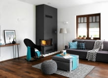 <B>Wizja nadchodzących chłodów zmobilizowała Anię i Marcina do zamontowania kominka, na który czekało już dawno przygotowane miejsce w salonie. Ta zmiana pociągnęła za sobą drugą, nie mniej istotną - dokończono aranżację całego wnętrza, nadając mu spójny, a do tego bardzo efektowny styl.</B> <BR />PO ZMIANIE. Gospodarze sami wybrali wkład i?zaprojektowali jego obudowę. Pomalowali ją na?odcień grafitowej szarości kontrastujący z?bielą ściany. Wybrali bardzo odporną na?szorowanie farbę ceramiczną, tak?by można było usuwać na mokro wszelkie osady i plamy. O dobranie pozostałych elementów wystroju poprosili stylistkę. Zaproponowane przez nią meble i dekoracyjne dodatki znakomicie wkomponowały się w minimalistyczny styl pokoju, przełamując zarazem jego dotychczasową surowość. aranżacja salonu, metamorfoza salonu