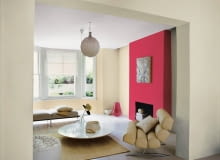 <B>Na pytania czytelników dotyczących aranżacji wnętrz odpowiada architektka i projektantka Małgorzata Muc.</B> <p> </p> <BR /><B>W salonie mam białe ściany, jasne meble (białe i beżowe) oraz podłogę z rozbielonego drewna. Wygląda to razem trochę szpitalnie. Może pomalowanie ścian na jakiś mocniejszy kolor ożywiłoby wnętrze? Tylko jaki wybrać?</B> <BR />Kolor na tak dużych powierzchniach jak ściany z pewnością ożywi i rozweseli salon. Nie radziłabym jednak stosować go w całym pomieszczeniu, bo po pewnym czasie może się to okazać męczące. Proponuję pomalować trzy ściany na jasny beż (będzie harmonizował z meblami), ewentualnie na odcień popielaty, a tylko czwartą albo jej duży fragment - na bardziej wyrazisty kolor. Jaki? To zależy od upodobań, ale warto wybrać jedną z barw, która już występuje w pomieszczeniu, na przykład w dodatkach (choćby poduszkach czy wazonach). Wtedy wystrój będzie spójny. <B>Na pytania czytelników dotyczących aranżacji wnętrz odpowiada architektka i projektantka Małgorzata Muc.</B> <p> </p> <BR /><B>W salonie mam białe ściany, jasne meble (białe i beżowe) oraz podłogę z rozbielonego drewna. Wygląda to razem trochę szpitalnie. Może pomalowanie ścian na jakiś mocniejszy kolor ożywiłoby wnętrze? Tylko jaki wybrać?</B> <BR />Kolor na tak dużych powierzchniach jak ściany z pewnością ożywi i rozweseli salon. Nie radziłabym jednak stosować go w całym pomieszczeniu, bo po pewnym czasie może się to okazać męczące. Proponuję pomalować trzy ściany na jasny beż (będzie harmonizował z meblami), ewentualnie na odcień popielaty, a tylko czwartą albo jej duży fragment - na bardziej wyrazisty kolor. Jaki? To zależy od upodobań, ale warto wybrać jedną z barw, która już występuje w pomieszczeniu, na przykład w dodatkach (choćby poduszkach czy wazonach). Wtedy wystrój będzie spójny.