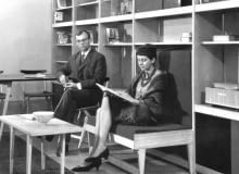 Czesław i Bogusława Kowalscy z meblościanką swojego projektu Krzesło, ostatni element słynnej meblościanki Kowalskich w końcu zostało zrealizowane