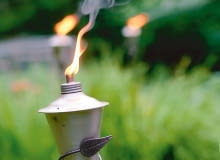 Metody 'dymne': świece, spirale itp. pomagają odstraszyć komary. Pochodnie w formie latarenek będą miłym akcentem na wieczornym przyjęciu. Metody 'dymne': świece, spirale itp. pomagają odstraszyć komary. Pochodnie w formie latarenek będą miłym akcentem na wieczornym przyjęciu.