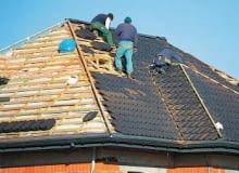 Dachówki ceramiczne i cementowe układa się na rusztowaniu z kontrłat i łat (ołatowaniu).