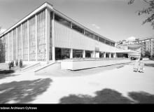 Supersam w Warszawie w 1962 roku. Na pierwszym planie widoczna część pawilonu z wydzielonym barem samoobsługowym "Frykas"