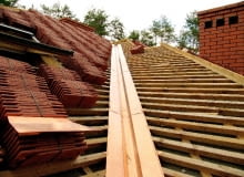 Rynna koszowa z blachy miedzianej. Mocuje się ją do łat za pomocą haftr, czyli specjalnych uchwytów, zwanych też żabkami lub łapkami fot. Grzegorz Otwinowski