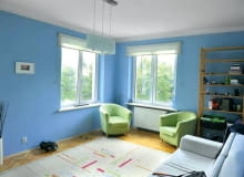 Pokój w błękitach. Wygodne, zadbane, świeżo wyremontowane - właściciele uznaliby swoje pierwsze mieszkanie za bliskie ideału, gdyby nie kolorystyka. Obawiali się, że błękit i gryzący się z nim turkus niedawno pomalowanych ścian zepsują efekt nowej aranżacji. Jednak stylistka tak dobrała meble i dekoracje, że wszystko świetnie zagrało. PRZED: W widnym i ustawnym pokoju stały meble zostawione przez poprzednich mieszkańców - były w dobrym stanie, jednak nowi właściciele chcieli urządzić mieszkanie po swojemu. Stare sprzęty trafiły do potrzebujących. Pokój w błękitach. Wygodne, zadbane, świeżo wyremontowane - właściciele uznaliby swoje pierwsze mieszkanie za bliskie ideału, gdyby nie kolorystyka. Obawiali się, że błękit i gryzący się z nim turkus niedawno pomalowanych ścian zepsują efekt nowej aranżacji. Jednak stylistka tak dobrała meble i dekoracje, że wszystko świetnie zagrało. PRZED: W widnym i ustawnym pokoju stały meble zostawione przez poprzednich mieszkańców - były w dobrym stanie, jednak nowi właściciele chcieli urządzić mieszkanie po swojemu. Stare sprzęty trafiły do potrzebujących.