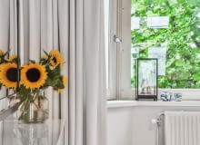 Roleta rzymska czy zasłony? Co wybrać do nowoczesnego salonu?