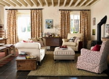 Spójrzmy cieplej na listopad. Wprawdzie zazwyczaj jest już zimno i wcześnie robi się ciemno, ale też właśnie o tej porze roku najwięcej czasu spędzamy w domu. Od nas zależy, by było w nim jasno i przytulnie. Wtedy jesienne smuteczki nas nie dopadną. <BR /> DEKORACJE. Barwy jesieni, czyli odcienie koloru żółtego, kremowego i brązowego z niewielkimi akcentami czerwieni - taki zestaw kolorystyczny stworzy we wnętrzu przytulną, ciepłą atmosferę. Szczęśliwcy, którzy mają kominek, mogą się cieszyć również widokiem żywego ognia. Nadeszła pora, by wyjąć z bieliźniarek i koszy miękki dywanik, mięsiste zasłony oraz przepastne poduchy, które powędrowały tam wraz z wiosną. I zadbajmy o lampy, najlepiej o jak najwięcej lamp, bo światło będzie teraz naszym sprzymierzeńcem. Okazuje się, że są nim również producenci - w sklepach nie brakuje jesiennych akcesoriów. Spójrzmy cieplej na listopad. Wprawdzie zazwyczaj jest już zimno i wcześnie robi się ciemno, ale też właśnie o tej porze roku najwięcej czasu spędzamy w domu. Od nas zależy, by było w nim jasno i przytulnie. Wtedy jesienne smuteczki nas nie dopadną. <BR /> DEKORACJE. Barwy jesieni, czyli odcienie koloru żółtego, kremowego i brązowego z niewielkimi akcentami czerwieni - taki zestaw kolorystyczny stworzy we wnętrzu przytulną, ciepłą atmosferę. Szczęśliwcy, którzy mają kominek, mogą się cieszyć również widokiem żywego ognia. Nadeszła pora, by wyjąć z bieliźniarek i koszy miękki dywanik, mięsiste zasłony oraz przepastne poduchy, które powędrowały tam wraz z wiosną. I zadbajmy o lampy, najlepiej o jak najwięcej lamp, bo światło będzie teraz naszym sprzymierzeńcem. Okazuje się, że są nim również producenci - w sklepach nie brakuje jesiennych akcesoriów.