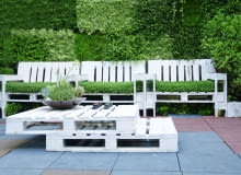 Poprzez kreatywne łączenie pomalowanych palet wykonamy meble o różnorodnych kształtach. Do pracy potrzebne nam będą narzędzia, takie jak wkrętarka oraz młotek. Funkcjonalny stolik ogrodowy zbudujemy poprzez trwałe połączenie dwóch ułożonych na sobie platform. Jego mobilność zwiększymy montując od spodu kółka. Z drewnianych elementów możemy również stworzyć oryginalny fotel, którego konstrukcję stanowić będą cztery odpowiednio połączone ze sobą palety. Oparcie takiego fotela warto dodatkowo wzmocnić płytą OSB, a jego siedzisko wyposażyć w grube, wygodne, kolorowe poduszki. Poprzez kreatywne łączenie pomalowanych palet wykonamy meble o różnorodnych kształtach. Do pracy potrzebne nam będą narzędzia, takie jak wkrętarka oraz młotek. Funkcjonalny stolik ogrodowy zbudujemy poprzez trwałe połączenie dwóch ułożonych na sobie platform. Jego mobilność zwiększymy montując od spodu kółka. Z drewnianych elementów możemy również stworzyć oryginalny fotel, którego konstrukcję stanowić będą cztery odpowiednio połączone ze sobą palety. Oparcie takiego fotela warto dodatkowo wzmocnić płytą OSB, a jego siedzisko wyposażyć w grube, wygodne, kolorowe poduszki.