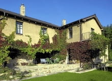 Widok na dom od strony tarasu dom jednorodzinny