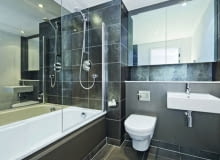 Jeśli nie możemy zdecydować się czy wolimy wannę czy prysznic, warto rozważyć zakup parawanu, który możemy zainstalować na istniejącej wannie łazienka