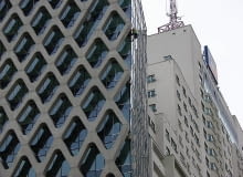 Biurowiec Prosta Tower w Warszawie Lokalizacja wieży niestety potęguje wizualny chaos, choć nie można odmówić spektakularności widoku zurbanizowanej tkanki miejskiej.