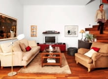 Aranżacje. Ważną dekoracją salonu są obrazy - ten największy, nad kanapą, namalował znany hiszpański artysta Antoni Tapies, mniejsze to dzieła szwedzkich artystów - Curta Follina oraz P. G. Thelandera. UWAGA ! PONOWNA PUBLIKACJA WYLACZNIE ZA ZGODA WLASCICIELI