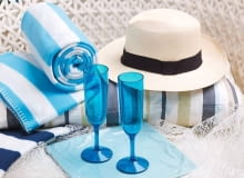 08.04.2010 WARSZAWA , WNETRZA , SESJA DLA : CZTERY KATY ( KOLOR I WZOR - TEMAT WAKACJE - MORZE ) , DEKORACJE , INSPIRACJE MORZEM : KIELISZKI , KOC W PASKI , KAPELUSZ