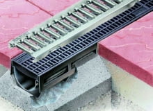 Korytko odwodnienia klasy A może mieć ruszt stalowy lub z tworzywa sztucznego. Korytko odwodnienia klasy A może mieć ruszt stalowy lub z tworzywa sztucznego