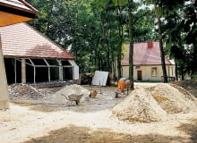 Jeśli w czasie budowy grunt zostanie mocno ubity i zanieczyszczony materiałami budowlanymi, to później lepiej w tym miejscu usytuować podjazd a nie rabatę działka budowlana, budowa domu