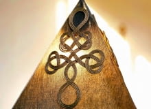 <B>Zbliża się jesień, a z nią czas robótek ręcznych. Zamiast drutów i włóczki proponujemy użyć własnych dłoni i sznurka. Takie jesienne sploty będą nam dobrze służyć cały rok. Pokazujemy kilka pomysłów wraz z opisem, jak wykonać przykładową plecionkę krok po kroku.</B> <BR />Na tak ornament długości 20 cm potrzeba 3,5 m sznurka. Plecionkę naklejamy na abażur. POMYSLOWE SPLOTY ZE SZNURKA WZOR ZE SZNURKA PRZYKLEJONY DO ABAZURA ARANZACJE EWA ROSLONIEC-CZOBODZINSKA FOT. RAFAL LIPSKI PUBLIKACJA CZTERY KATY NR 10 (145) - 10.2003 SLOWA KLUCZOWE: SZTUKA UZYTKOWA OSWIETLENIE ZDJĘCIE DO WKŁADKI: PUBLIKACJA CZTERY KATY NR 10 (145) - CZASOPISMA