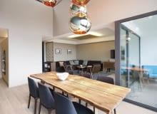 Jadalnia ze stołem wykonanym z surowego drewna z kolekcji DSF. Jadalnia ze stołem wykonanym z surowego drewna z kolekcji DSF.