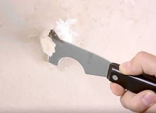 1. Usuwamy łuszczącą się farbę - najlepiej zrobić to szpachelką lub specjalnym zdzierakiem. 17.06.2007 WARSZAWA KROK PO KROKU LIKWIDACJA ZACIEKOW NA SUFICIE