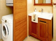 <b> SCHOWEK ZA ŚCIANKĄ. Lekka ścianka z drewna przesłoniła pralkę i wiszący nad nią piec z przyłączami. Dostęp do urządzeń jest nadal wygodny, a łazienka znacznie zyskała na wyglądzie. </b> <BR /> Ściankę zrobiono z gotowych sosnowych drzwi lamelkowych, które zabarwiono bejcą. Zostały tak zamocowane, by w razie potrzeby łatwo dało się je zdemontować.