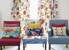 USPOKOJENIE. Wielobarwną wzorzystą aranżację dobrze jest wyciszyć choćby jednym gładkim elementem.