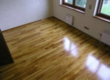 Podłoga z drewna iroko wykończona lakierem podłoga lakierowana, iroko