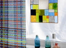 <B>Podpowiadamy, jak w prosty sposób zrobić efektowną, a przy tym niedrogą ramę do lustra.</B> <BR />Lustro pzryklejamy na środku większej szyby (np. antyramy). Wokół farbą reliefową do szkła zaznaczamy zarys większych i mniejszych prostokątów i malujemy nieco szerszy pas na brzegu szyby - będzie udawać ramkę. Pola prostokątów wypełniamy farbą do szkła w różnych kolorach; w niektórych można nakleić małe kostki ceramiczne. Z grubego drutu formujemy klamry i mocno zaciskamy u dołu i u góry szyby. Do nich mocujemy łańcuch. WNETRZA DEKORACJE OZDOBNA RAMA LUSTRA STYLIZACJA JOLANTA KOLARY , KINGA KOLARY FOT. RADOSLAW WOJNAR PUBLIKACJA CZTERY KATY NR 5 (199) - 5 2008 SLOWA KLUCZOWE: WNETRZA LUSTRA ZDJĘCIE DO WKŁADKI: PUBLIKACJA CZTERY KATY NR 5 (199) - 5 2008