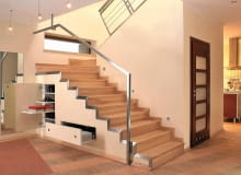 <B>Estetyczny, by robił dobre wrażenie na gościach, i funkcjonalny, by domownicy mogli wygodnie z niego korzystać - do takiego ideału należy dążyć, urządzając przedpokój. Pokazujemy przykłady takich wnętrz.</B> <BR />SEKRET SCHODÓW. W otwartym na salon holu ciekawie rozwiązano problem przechowywania butów. Pod schodami zrobiono wnęki, a w nich - szufladę oraz półki wysuwane na prowadnicach. Po zamknięciu schowki nie rzucają się w oczy, bo fronty w kolorze ściany zlewają się z tłem. 24.11.2005 WARSZAWA DLA MIESIECZNIKA CZTERY KATY SCHODY SCHOWEK NA BUTY POD SCHODAMI DOM MIESZKANIE PANSTWA MATULANIEC FOT. LUKASZ ZANDECKI / AGENCJA GAZETA PUBLIKACJA CZTERY KATY NR 2 (172) - 2.2006 PUBLIKACJA LADNY DOM NR 6 (164) - 6 2012 PUBLIKACJA LADNY DOM NR 1 (171) - 1 2013 SLOWA KLUCZOWE: WNETRZA ARCHITEKTURA ZDJĘCIE DO WKŁADKI: PUBLIKACJA CZTERY KATY NR 2 (172) - CZASOPISMA