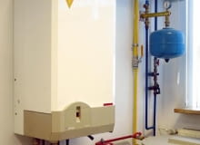 Z kotłów kondensacyjnych (podobnie jak tradycyjnych z zamkniętą komorą spalania) spaliny można odprowadzać rurą koncentryczną bezpośrednio przez ścianę. 17.02.2003 WARSZAWA - PIECE CO GAZOWE I KOMINY KOCIOL Z PRZEWODEM POWIETRZNO-SPALINOWYM