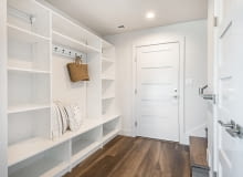 Mały przedpokój z szafą