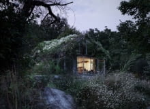 dom porośnięty zielenią, stylowy dom, oryginalny dom