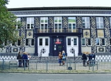 Dekoracja architektoniczna wykonana przez włoskiego artystę Opiemme na fasadzie jednej z łódzkich szkół. Mural reinterpretuje architekturę socrealizmu i czerpie z lokalnych tradycji. Dekoracja architektoniczna wykonana przez włoskiego artystę Opiemme na fasadzie jednej z łódzkich szkół. Mural reinterpretuje architekturę socrealizmu i czerpie z lokalnych tradycji