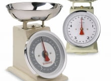 Jeśli wypatrzysz rzecz, która idealnie odpowiada twoim oczekiwaniom i gustowi, odwiedź jeszcze inne sklepy. Często bywa, że zakupy można zrobić znacznie taniej. <BR /><b>Wagi kuchenne</b> <BR />Z lewej: TRADITION, stal szlachetna, do 5 kg. Cena 199 zł, CzerwonaMaszyna.pl <BR />Z prawej: 576000, stal szlachetna, do 5 kg. Cena 89 zł agamartin.com