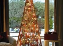 Przyssawki mocno przytwierdzą się do szyby, jeśli przetrzemy je (oraz miejsca przyczepu na szybie) spirytusem salicylowym. Zwilżamy je i przytykamy do szkła. Adventskalender und Weihnachtsbaum mit roten Stangen 12/12 Weihnachtsbaum abends mit Beleuchtung : Gestell aus roten Stangen mit Cornus ( Hartriegel ), Pinus ( Seidenkiefer ), Hedera ( Efeu ) mit Lichterkette und roten Kugeln am Fenster SLOWA KLUCZOWE: Floristik innen Weihnachten Praxis gr´n rot Fenster schottisch Schottenkaro Advent Stepabfolge Fertigbild hoch 000 msgnp08