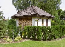 Jeśli nie potrzebujemy dużej ilości drewna, drewutnia może mieć formę wnęki w budynku gospodarczym. drewutnie