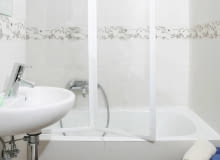 06.03.2007 WARSZAWA - INSTALACJA PARAWANU W LAZIENCE KROK PO KROKU FOT. ALBERT ZAWADA / AGENCJA GAZETA PUBLIKACJA CZTERY KATY NR 5 (187) - 5 2007 SLOWA KLUCZOWE: WNETRZA LAZIENKI ZDJĘCIE DO WKŁADKI: PUBLIKACJA CZTERY KATY NR 5 (187) - CZASOPISMA