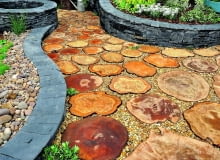 Ścieżka z pniaków - krok po kroku UWAGA ! DO JEDNORAZOWEJ PUBLIKACJIOGROD , DEKORACYJNA NAWIERZCHNIA - SCIEZKA Z PLASTROW PNIAFOT. LILIANNA SOKOLOWSKAPUBLIKACJA MAGNOLIA NR 2 (34) - 2 2015