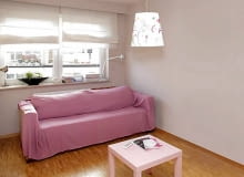 PRZED ZMIANĄ. Niezbyt duże pomieszczenie umeblowano nader oszczędnie. Właściwie zadbano jedynie o miejsce do siedzenia. O dekoracyjnych drobiazgach nawet nie pomyślano. W rezultacie panowała tu nieprzytulna pustka, którą potęgowała jasna, dość jednolita kolorystyka. WNETRZA POKOJ - PRZED METAMORFOZA