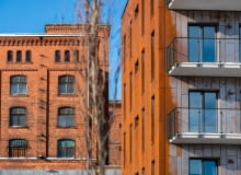 Apartamentowiec - w tle budynek dawnych koszar Apartamentowiec - w tle budynek dawnych koszar