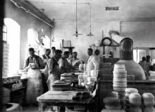 W Ćmielowie naczynia produkuje się od 225 lat - ale historia to nie jedyna mocna strona marki. W ostatnich latach otwarto Ćmielów Design Studio, które łączy tradycję z nowoczesnym designem. nazwa: Polskie Fabryki Porcelany "Ćmielów" i "Chodzież" S.A. działa od: 1790 r. produkuje: najwyższej jakości porcelanę W ĆMIELOWIE NACZYNIA PRODUKUJE SIĘ OD 225 LAT - ale historia to nie jedyna mocna strona marki. W ostatnich latach otwarto Ćmielów Design Studio, które łączy tradycję z nowoczesnym designem.