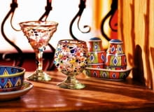 Naczynia z barwionego szkła, wyrabiane ręcznie, to specjalność tego regionu Hiszpanii.