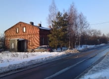 Przed remontem. Zaniedbany budynek przez lata obrósł w brzydkie elementy, które należało usunąć dom z cegły,dom jednorodzinny