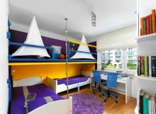 Michał i Maciek mają wreszcie schowki na swoje rzeczy, wygodne kąciki do pracy i spania. W małym pokoju starczyło nawet miejsca na >plac zabaw<, na którym mogą ćwiczyć nie tylko ciało, ale i wyobraźnię. <BR />WNĘTRZA - METAMORFOZY. Antresola to wymarzony kącik do zabawy. Gdy chłopcy podrosną, może stać się miejscem do spania, dzięki czemu pokój na dole stanie się przestronniejszy. Ochronne żagle wprowadzają do wnętrza marynistyczny klimat, a jednocześnie chronią bawiących się na antresoli chłopców przed upadkiem. Roleta rzymska, uszyta z grubego płótna, reguluje dopływ światła słonecznego do wnętrza. Rodzaj tkaniny i kolorystykę dobrano do żagli, które dominują we wnętrzu. Łóżka chłopców zostały z poprzedniego wyposażenia. Odnowiono je tylko - farbą do drewna przemalowano ciemne ramy na biało. Bracia dostali też nową pościel. Michał i Maciek mają wreszcie schowki na swoje rzeczy, wygodne kąciki do pracy i spania. W małym pokoju starczyło nawet miejsca na >plac zabaw<, na którym mogą ćwiczyć nie tylko ciało, ale i wyobraźnię. <BR />WNĘTRZA - METAMORFOZY. Antresola to wymarzony kącik do zabawy. Gdy chłopcy podrosną, może stać się miejscem do spania, dzięki czemu pokój na dole stanie się przestronniejszy. Ochronne żagle wprowadzają do wnętrza marynistyczny klimat, a jednocześnie chronią bawiących się na antresoli chłopców przed upadkiem. Roleta rzymska, uszyta z grubego płótna, reguluje dopływ światła słonecznego do wnętrza. Rodzaj tkaniny i kolorystykę dobrano do żagli, które dominują we wnętrzu. Łóżka chłopców zostały z poprzedniego wyposażenia. Odnowiono je tylko - farbą do drewna przemalowano ciemne ramy na biało. Bracia dostali też nową pościel.