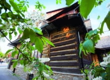 DREWNIANY DOM na solidnej kamiennej podmurówce został zbudowany w 1900 roku. Beata i Wojtek zajmują jego parter.