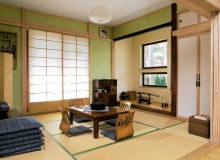 TRADYCYJNY POKÓJ WASHITSU oddzielają od reszty mieszkania suwane drzwi (fusuma). Na podłodze maty (tatami) i niski stolik (kotatsu). Pod oknem stoją m.in. ikebana i stojak z mieczami samurajskimi (katanami). OLYMPUS DIGITAL CAMERA